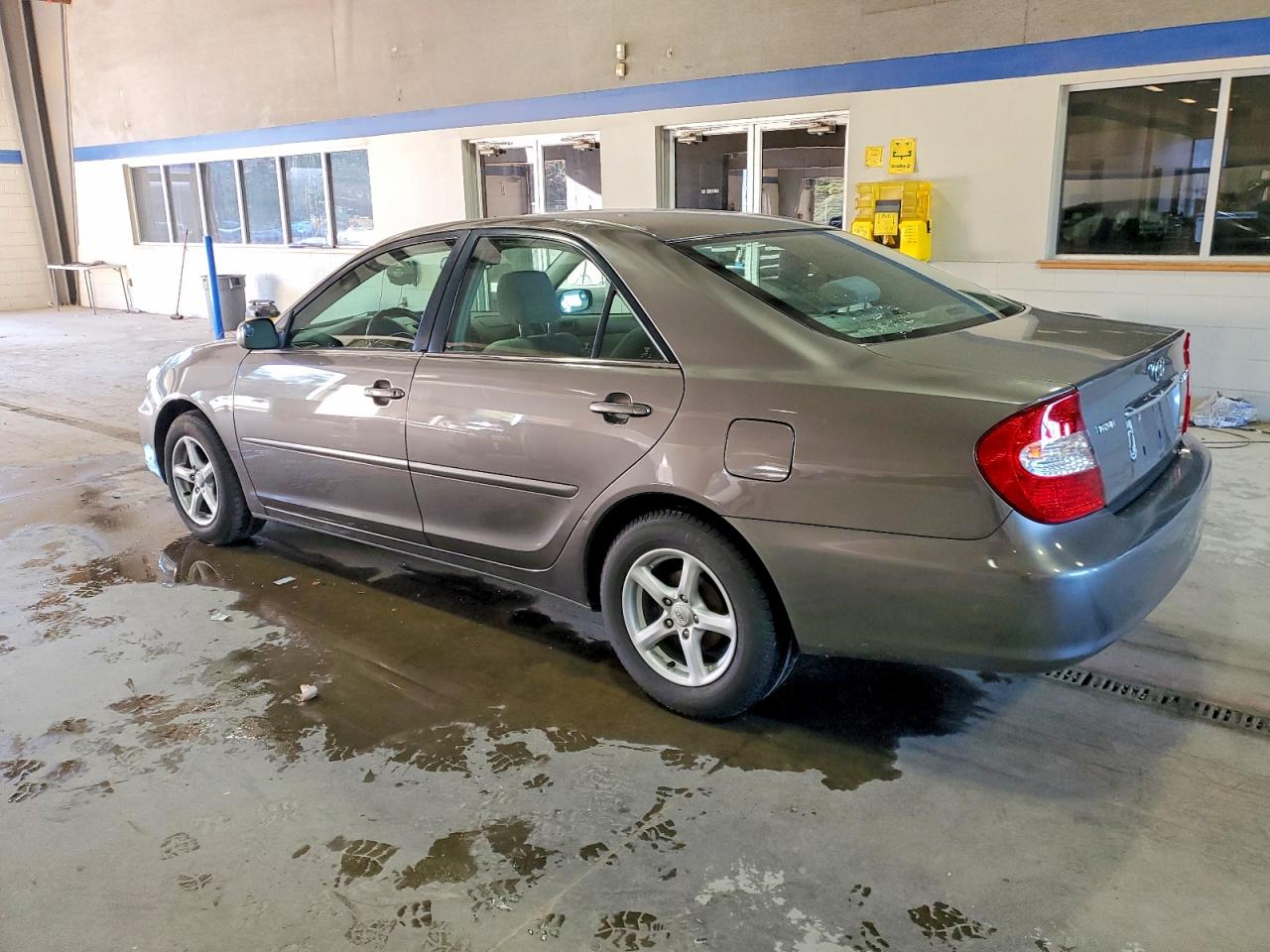 2004 TOYOTA CAMRY LE photo 2