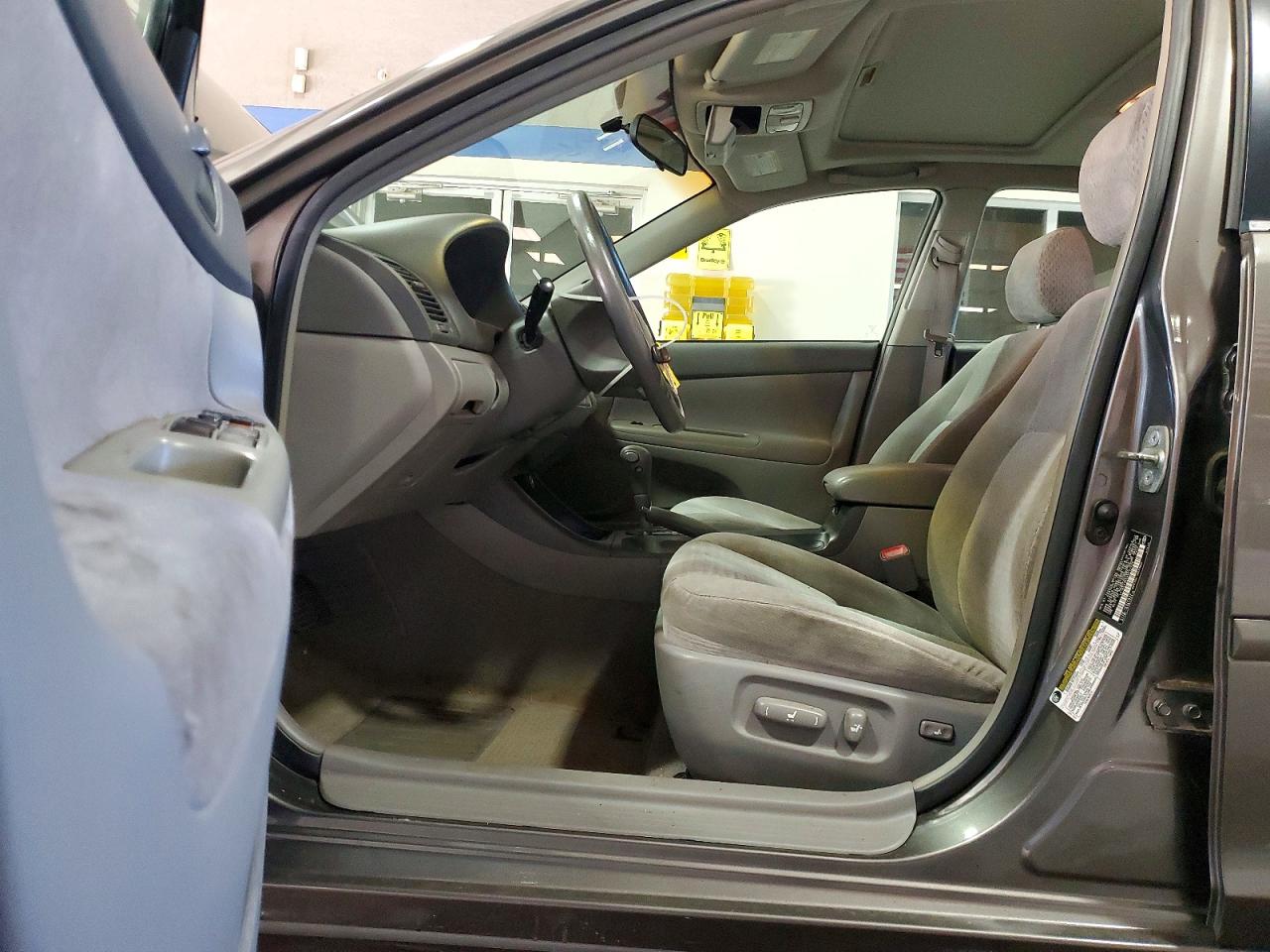 2004 TOYOTA CAMRY LE photo 7