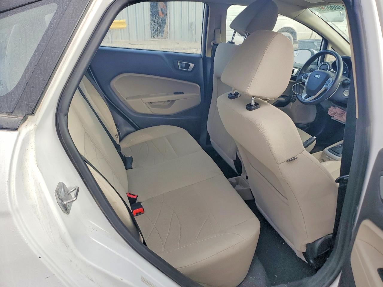 2015 FORD FIESTA SE photo 19