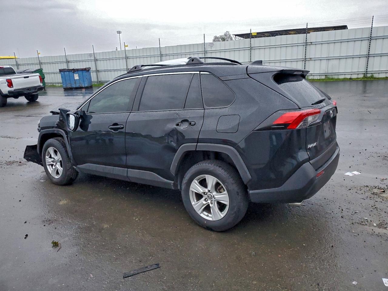 2019 TOYOTA RAV4 XLE photo 2