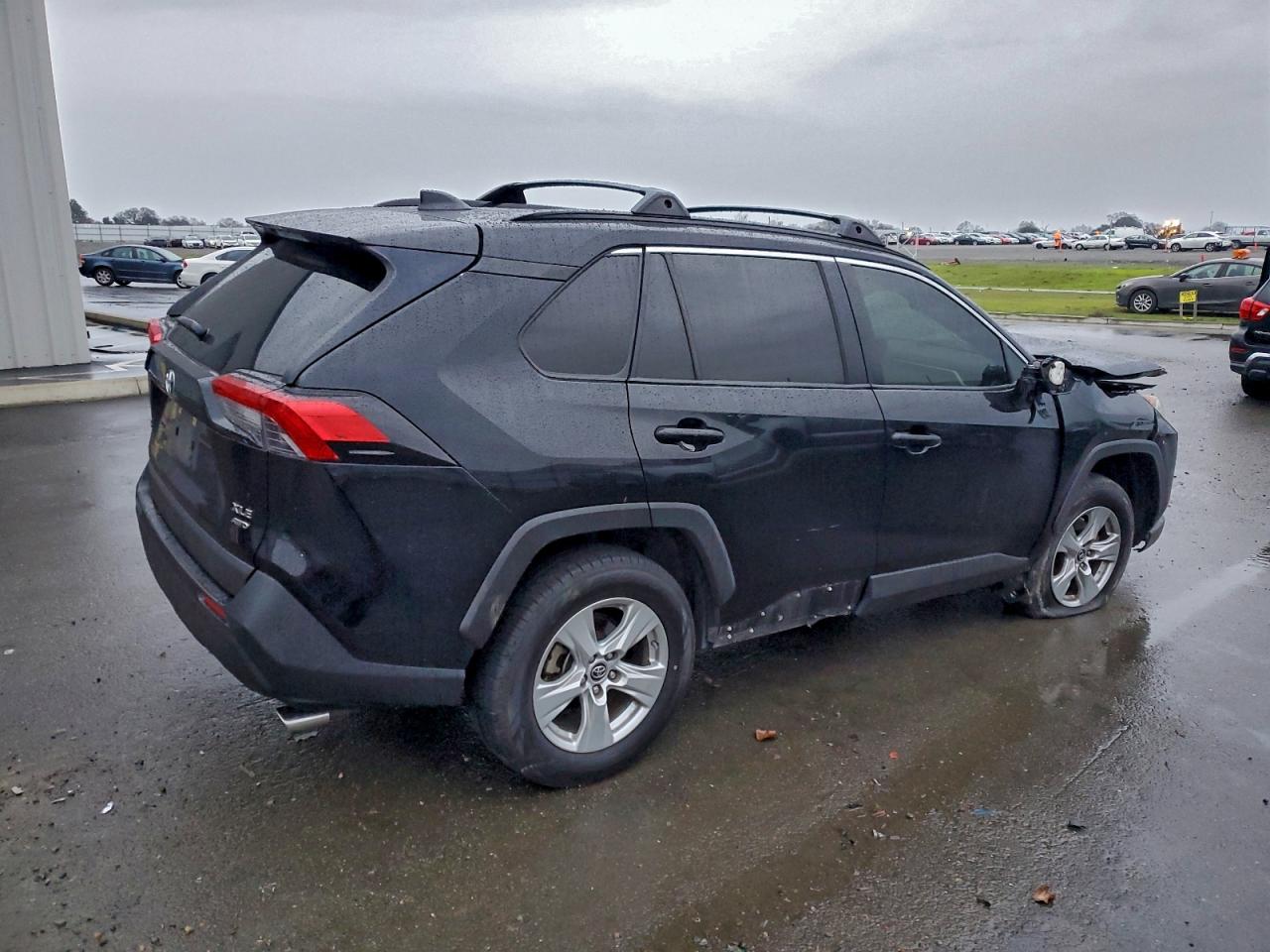 2019 TOYOTA RAV4 XLE photo 3