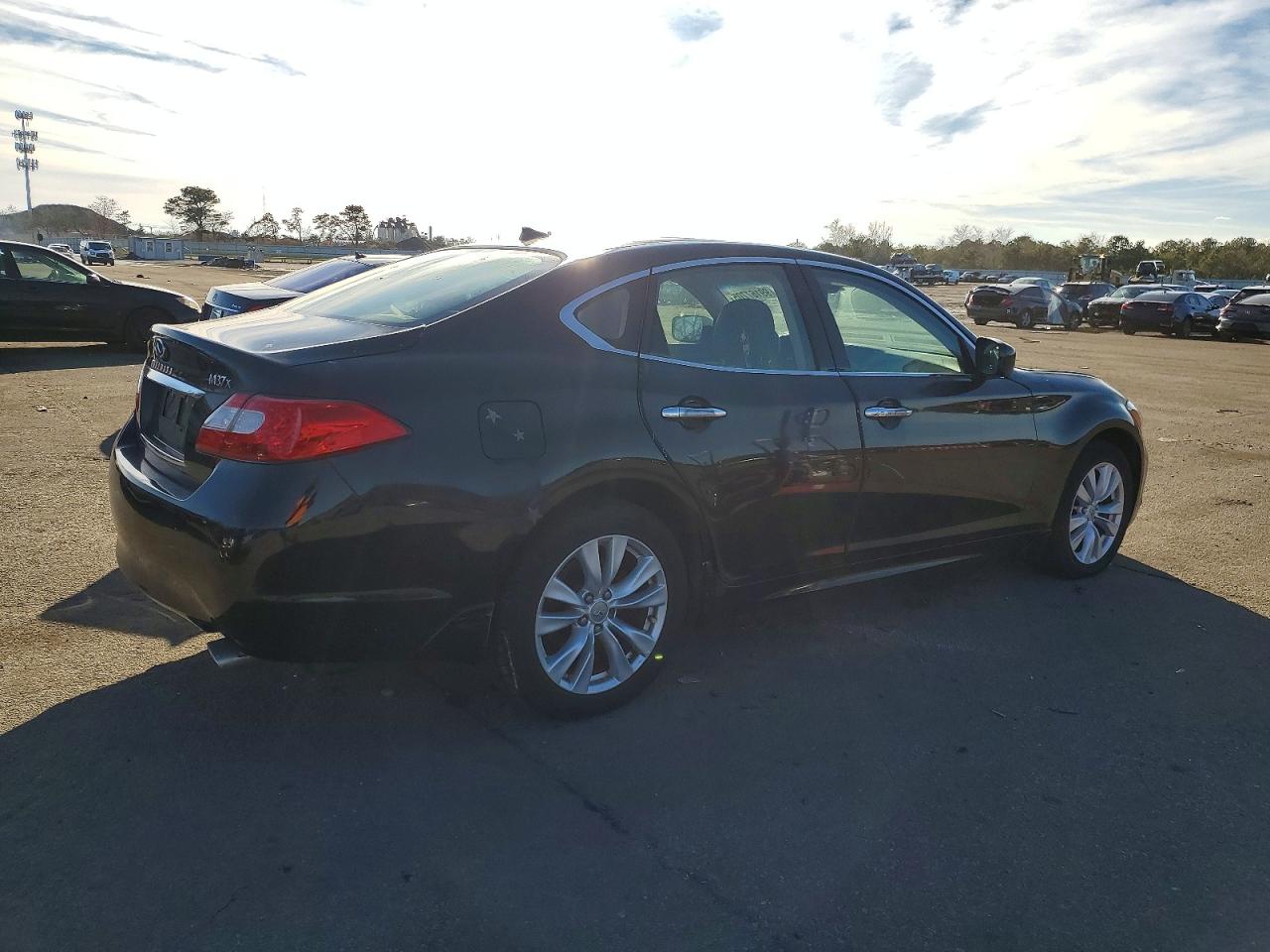 2011 INFINITI M37 X photo 3