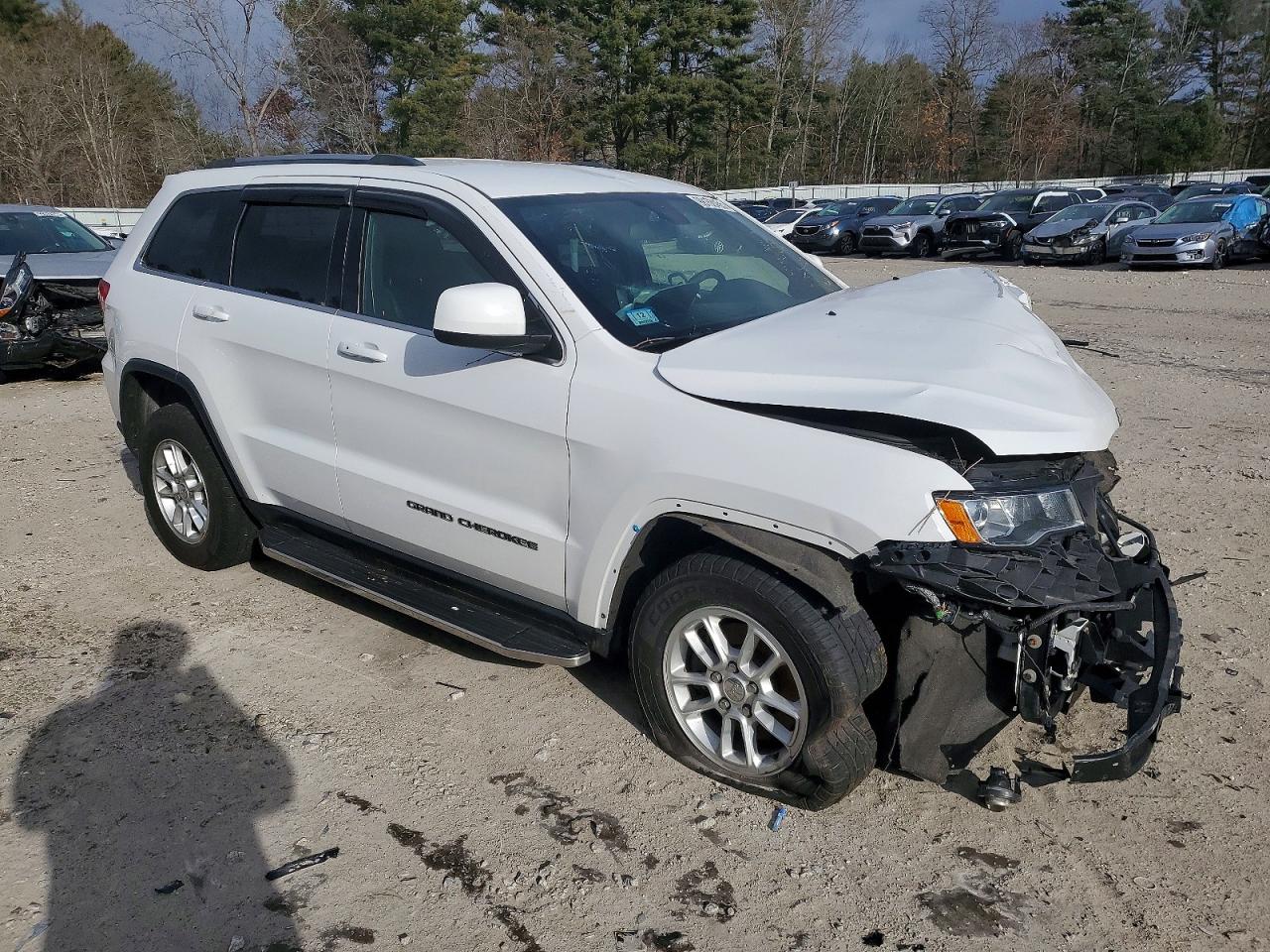 2019 JEEP GRAND CHEROKEE LAREDO photo 4