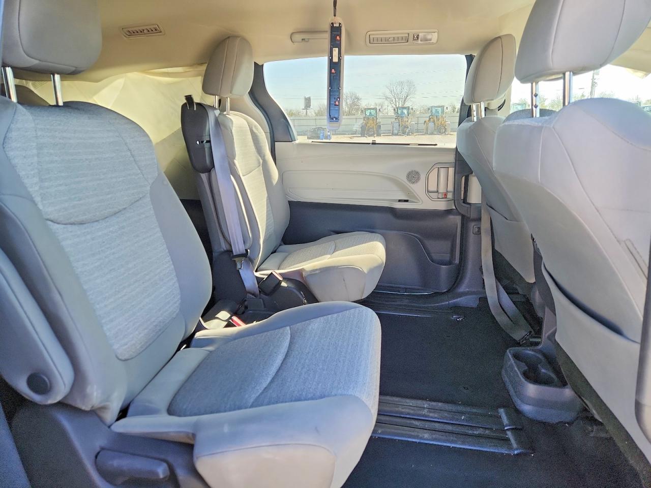 2021 TOYOTA SIENNA LE photo 11