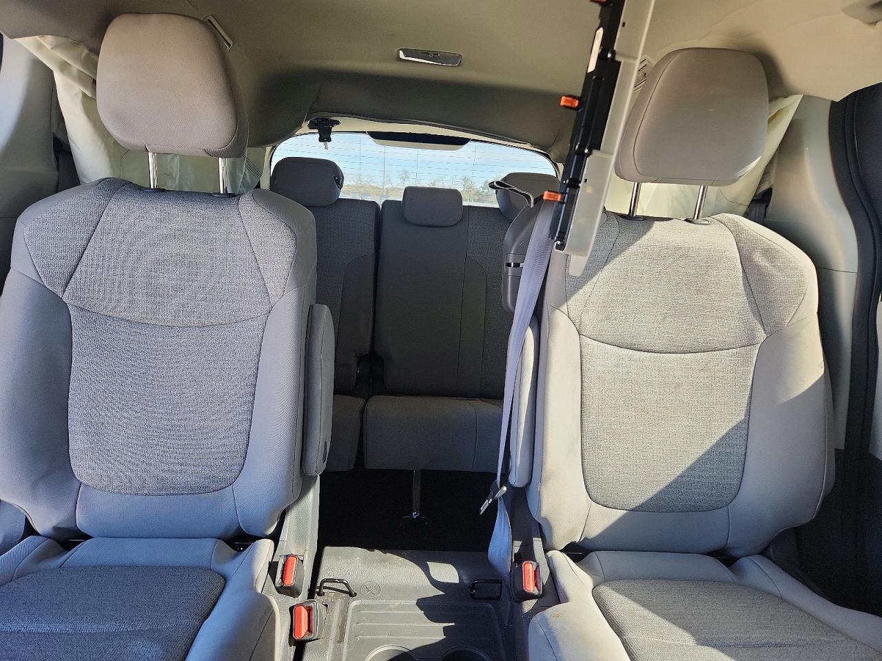 2021 TOYOTA SIENNA LE photo 10