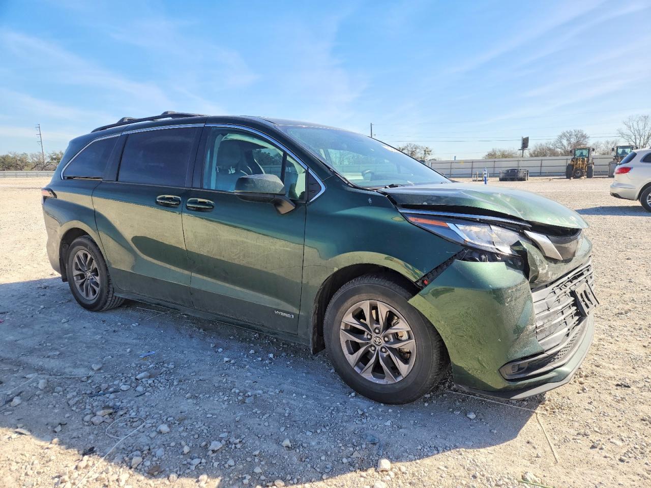 2021 TOYOTA SIENNA LE photo 4