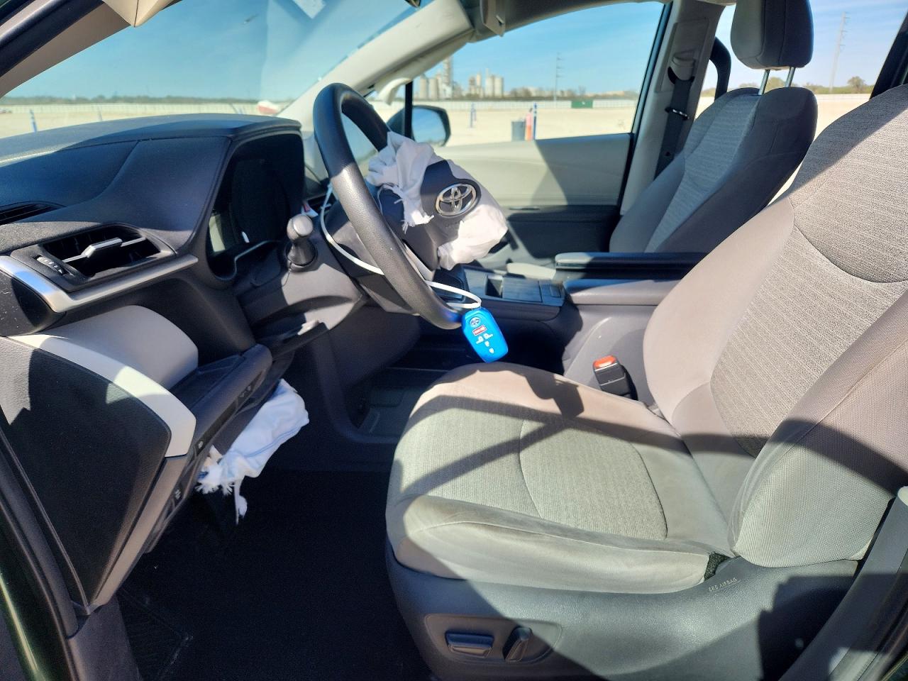 2021 TOYOTA SIENNA LE photo 7