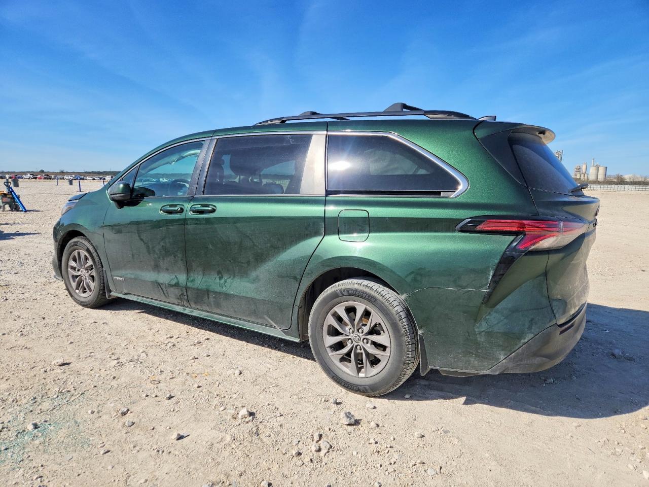 2021 TOYOTA SIENNA LE photo 2