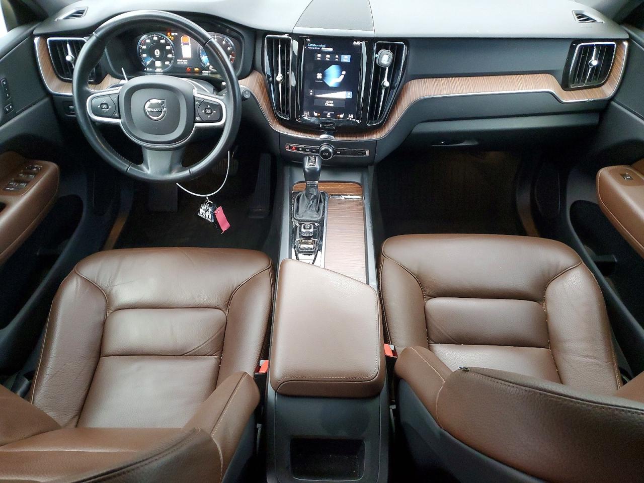 2021 VOLVO XC60 T5 MOMENTUM photo 8