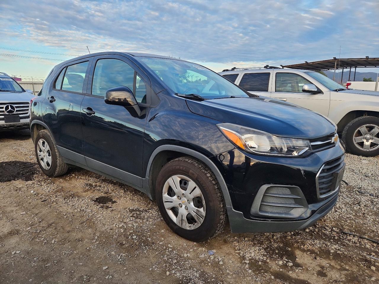 2017 CHEVROLET TRAX LS photo 4