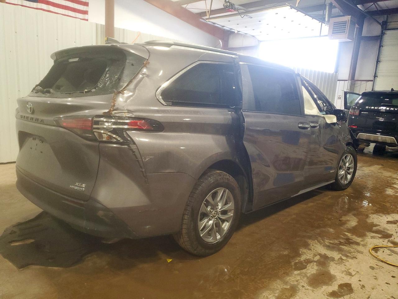 2021 TOYOTA SIENNA XLE photo 3
