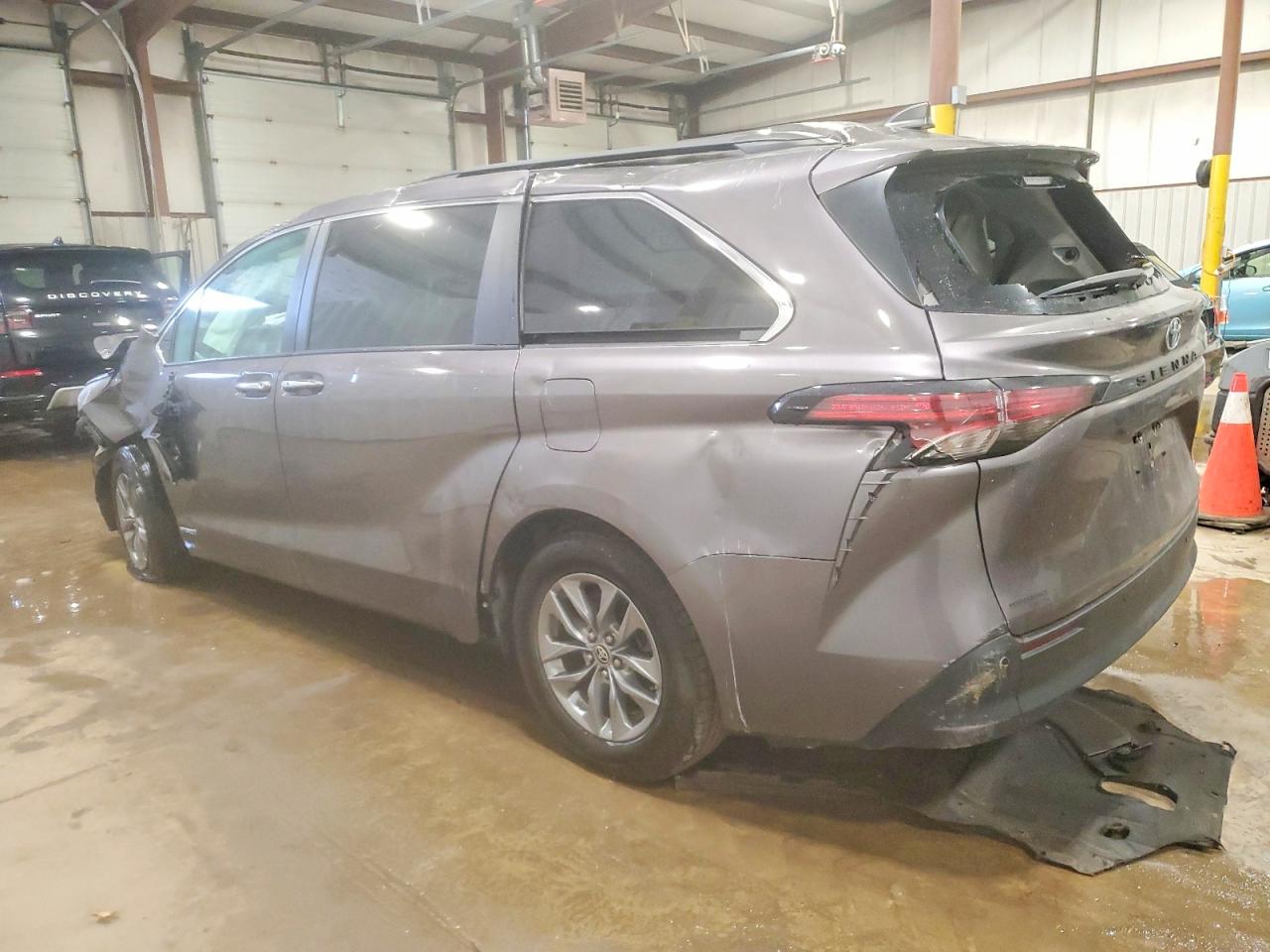 2021 TOYOTA SIENNA XLE photo 2