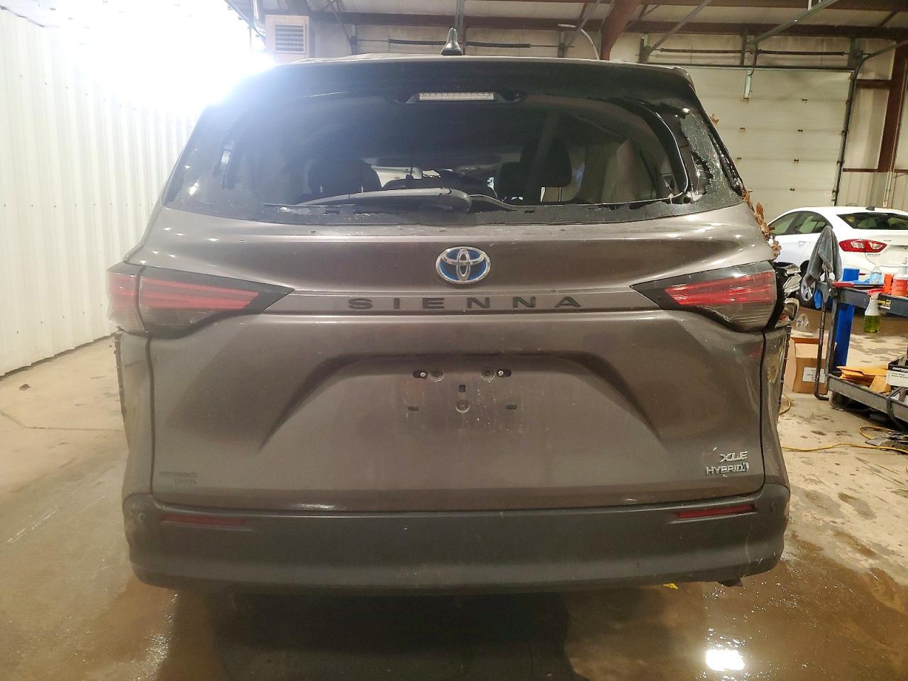 2021 TOYOTA SIENNA XLE photo 6