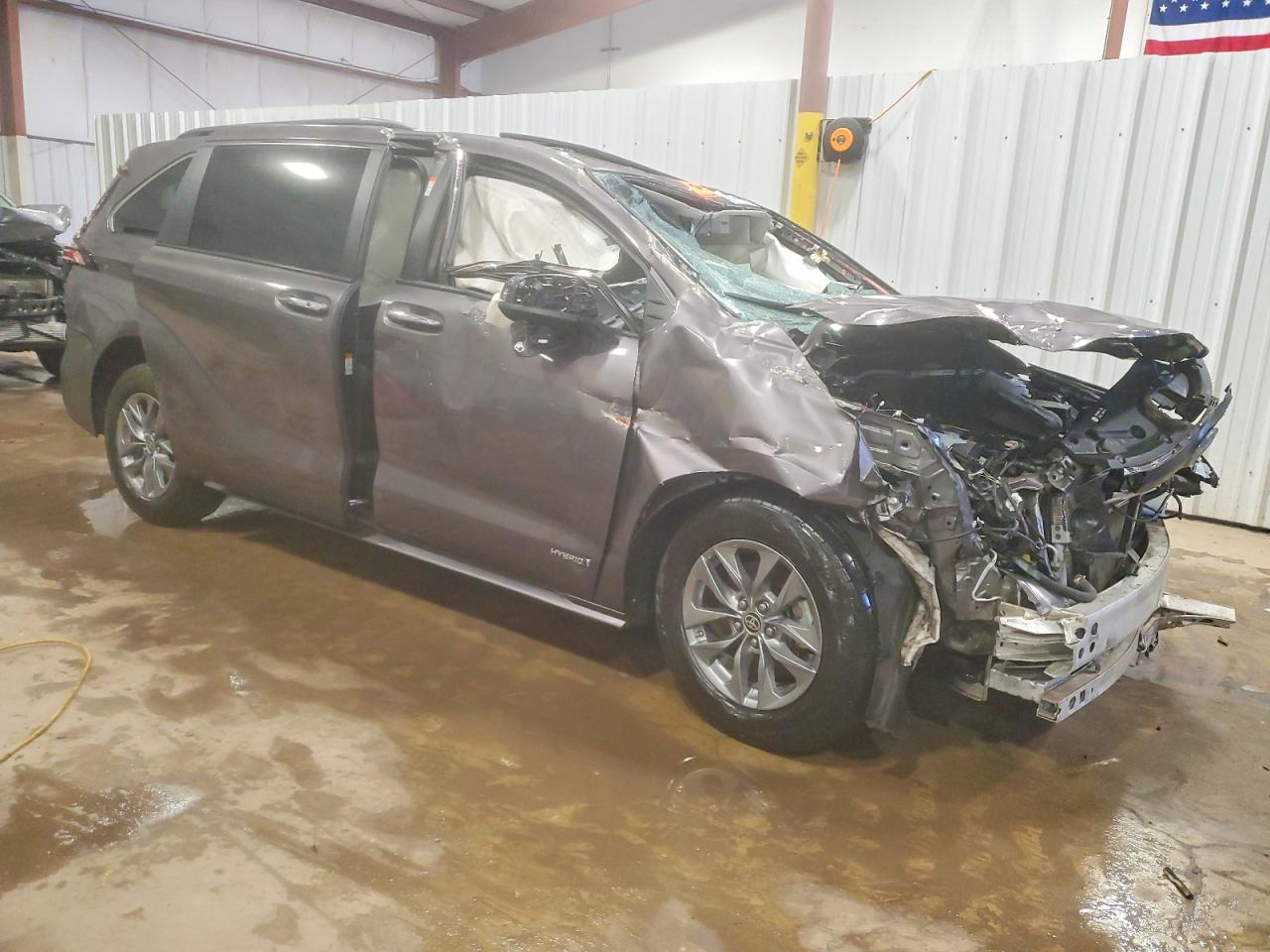 2021 TOYOTA SIENNA XLE photo 4