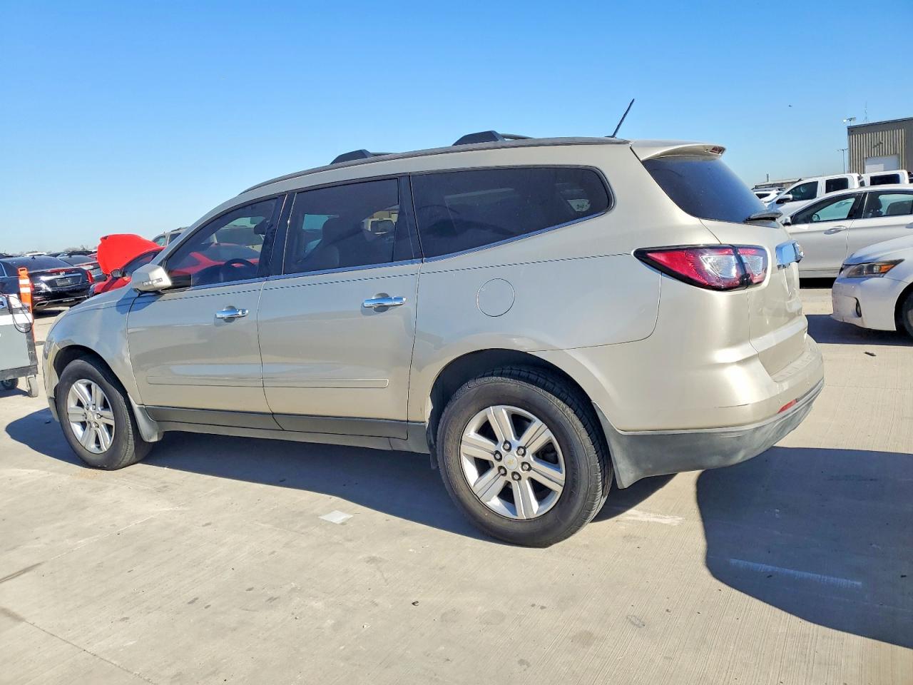 2014 CHEVROLET TRAVERSE LT photo 2