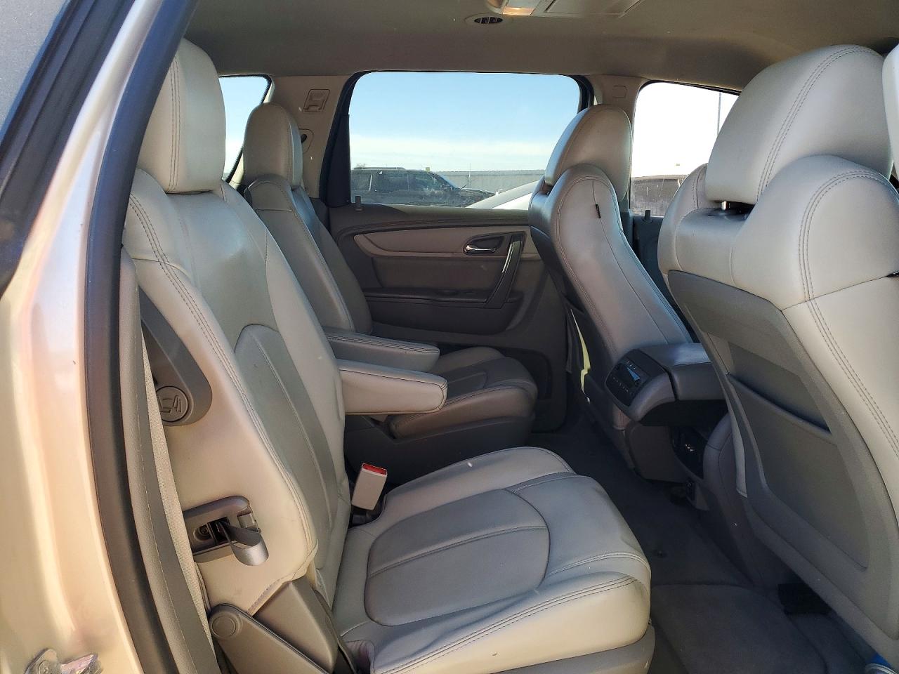2014 CHEVROLET TRAVERSE LT photo 10