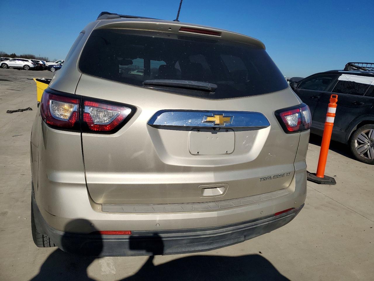 2014 CHEVROLET TRAVERSE LT photo 6