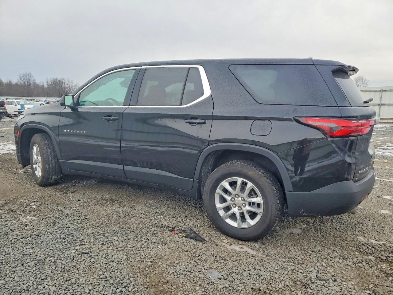 2023 CHEVROLET TRAVERSE LS photo 2