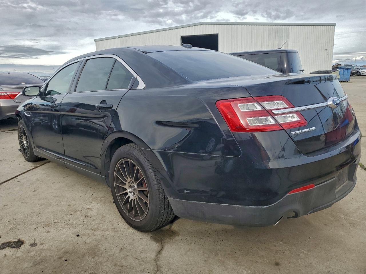 2016 FORD TAURUS SE photo 2