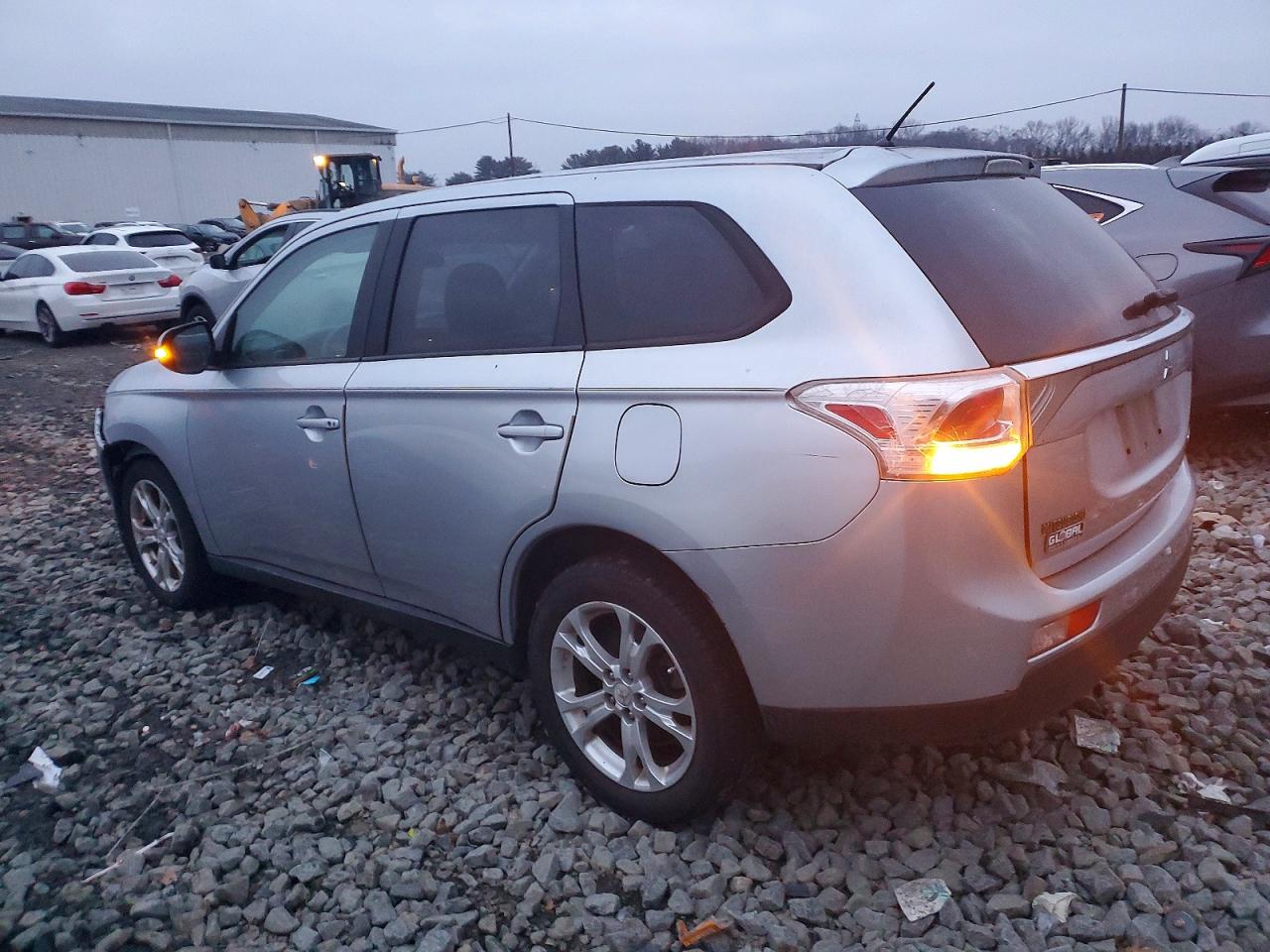 2014 MITSUBISHI OUTLANDER SE photo 2