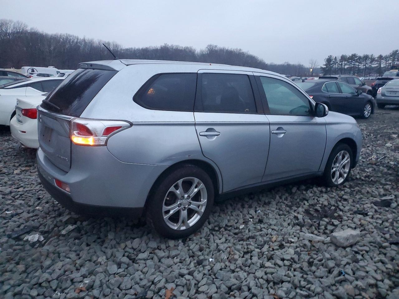 2014 MITSUBISHI OUTLANDER SE photo 3