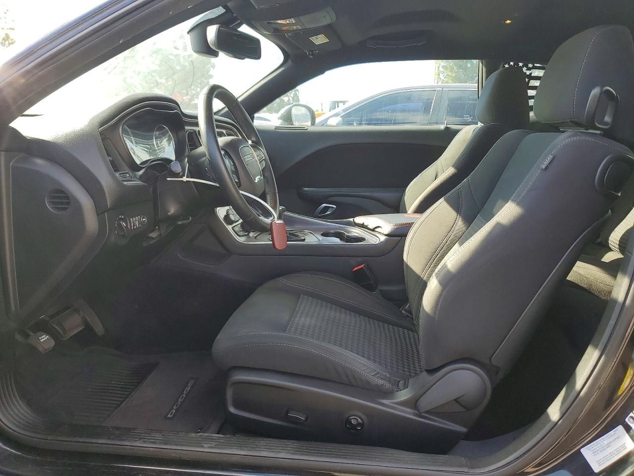 2016 DODGE CHALLENGER SXT photo 7