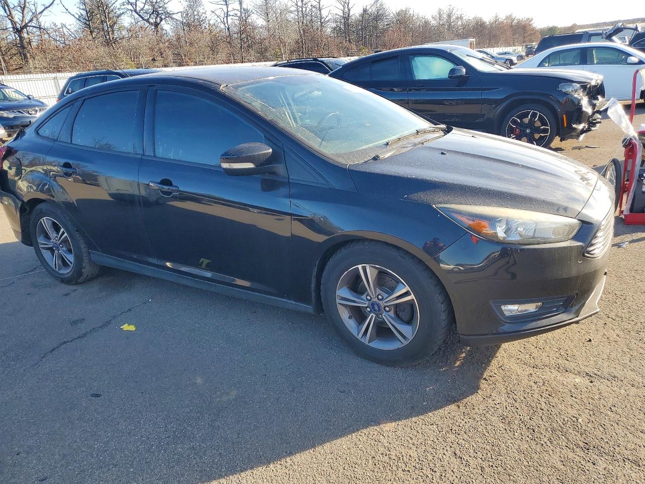 2017 FORD FOCUS SE photo 4