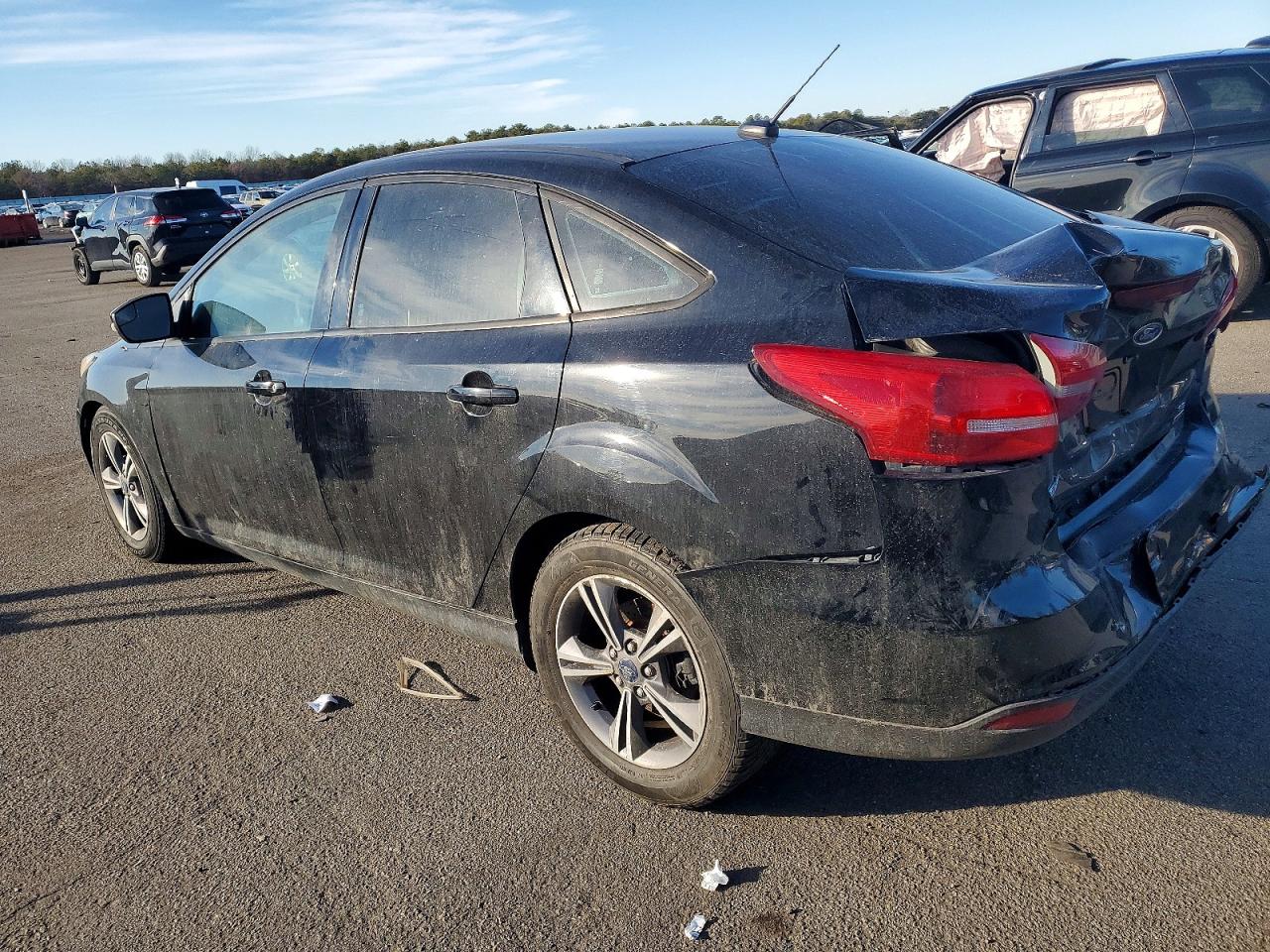 2017 FORD FOCUS SE photo 2