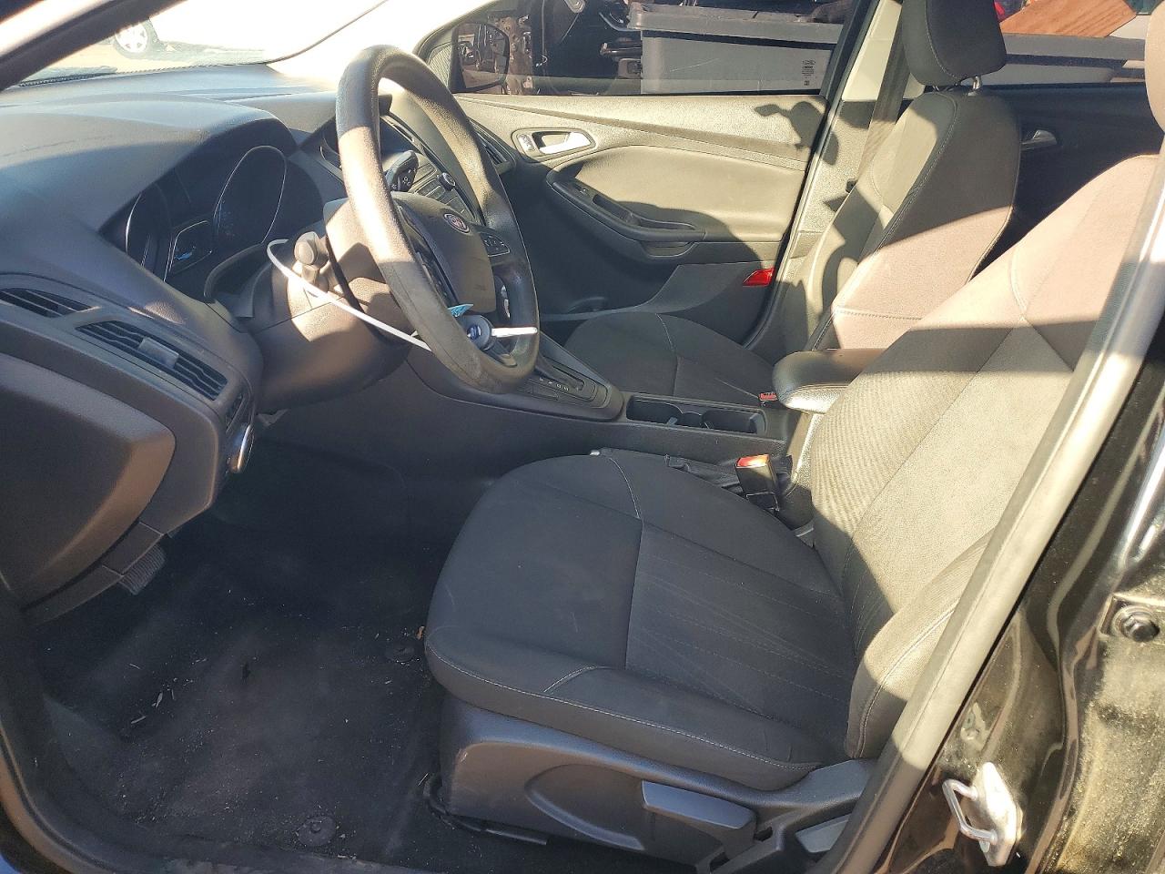 2017 FORD FOCUS SE photo 7