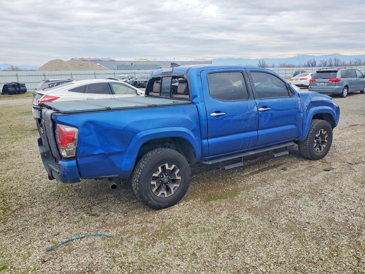 2017 TOYOTA TACOMA DOUBLE CAB photo 3
