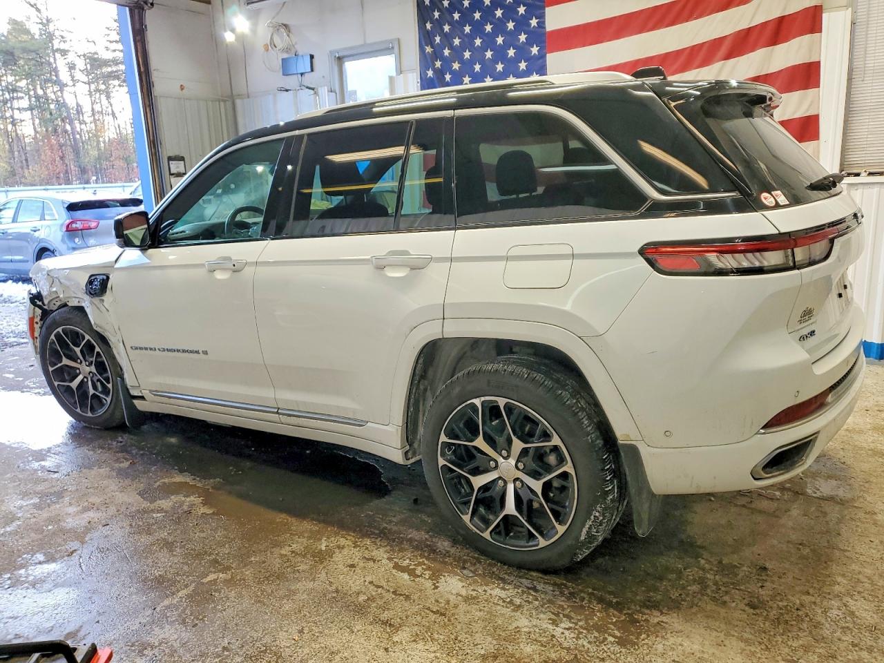 2022 JEEP GRAND CHEROKEE SUMMIT 4XE photo 2