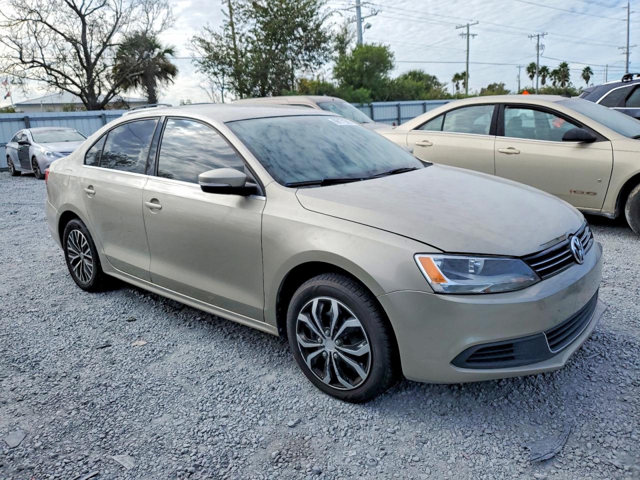 2013 VOLKSWAGEN JETTA SE photo 4