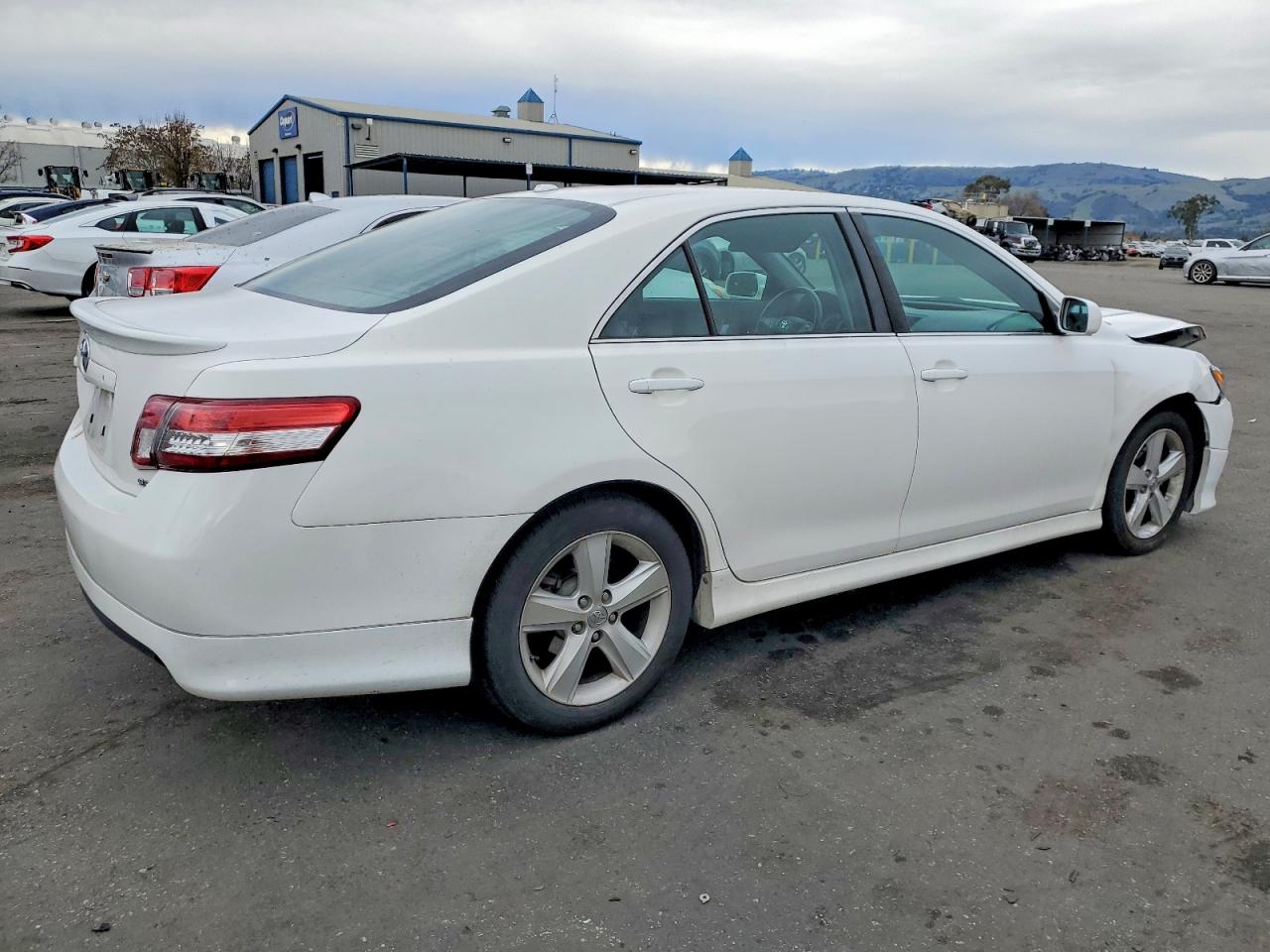 2011 TOYOTA CAMRY BASE photo 3