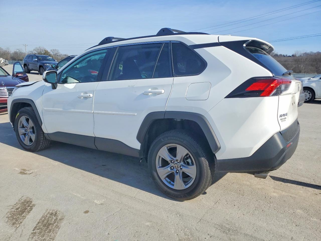 2022 TOYOTA RAV4 XLE photo 2