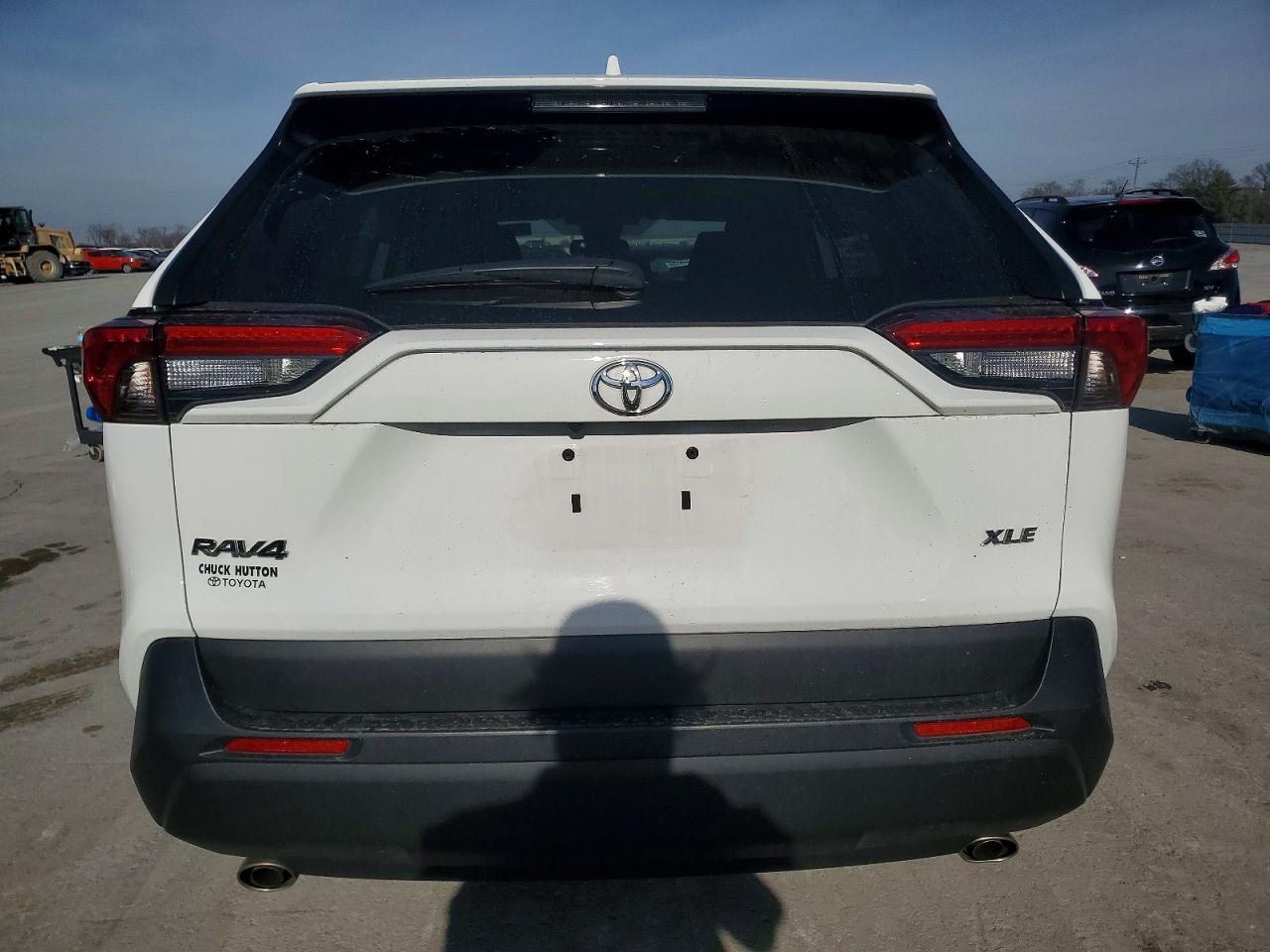 2022 TOYOTA RAV4 XLE photo 6