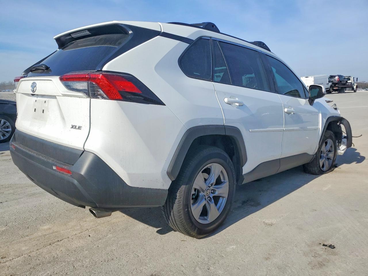 2022 TOYOTA RAV4 XLE photo 3