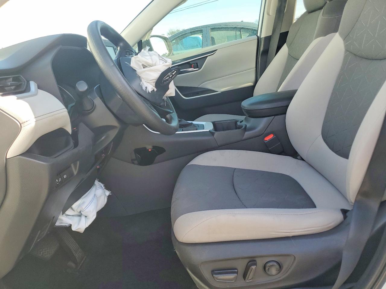 2022 TOYOTA RAV4 XLE photo 7