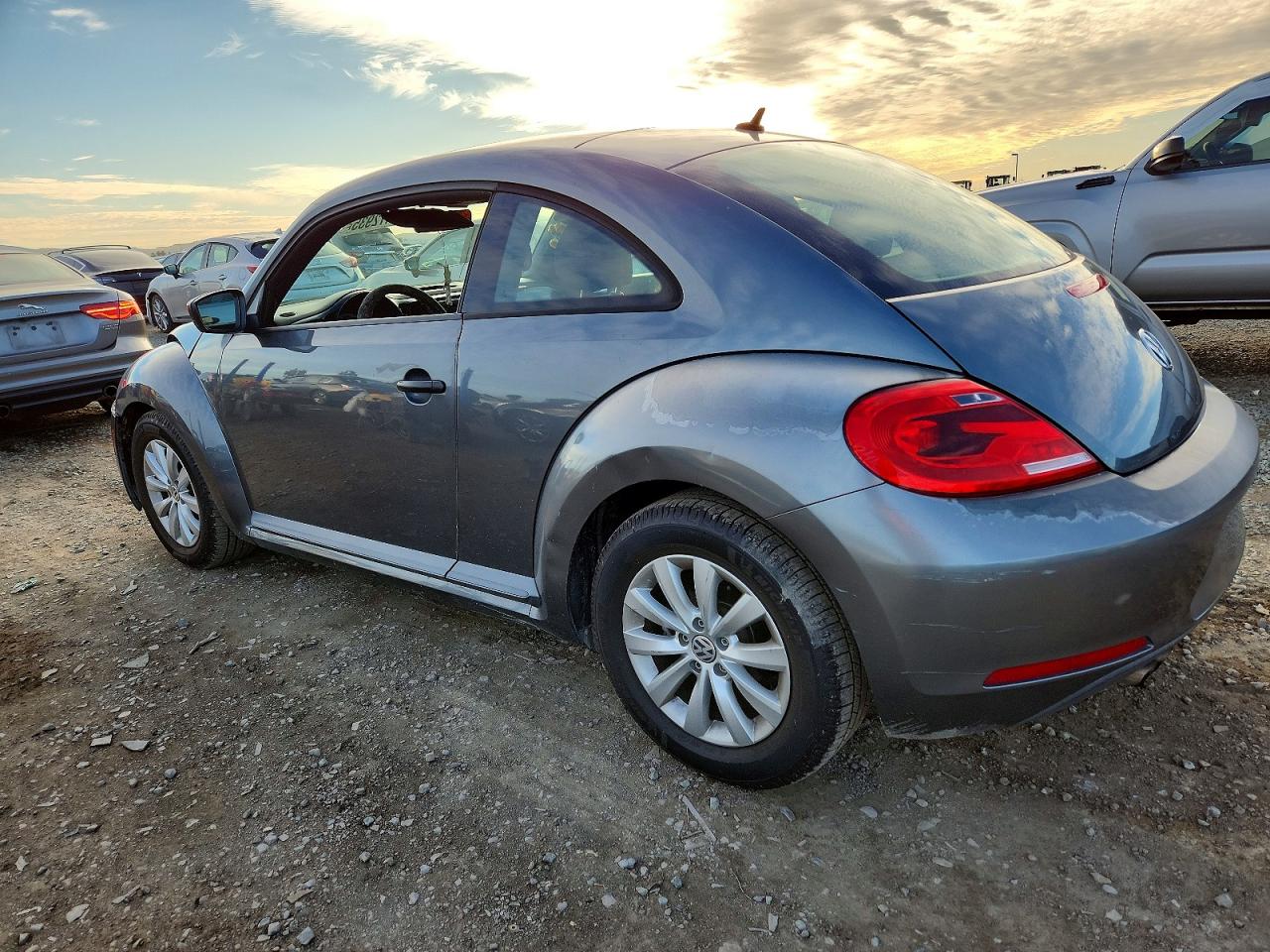 2013 VOLKSWAGEN BEETLE photo 4