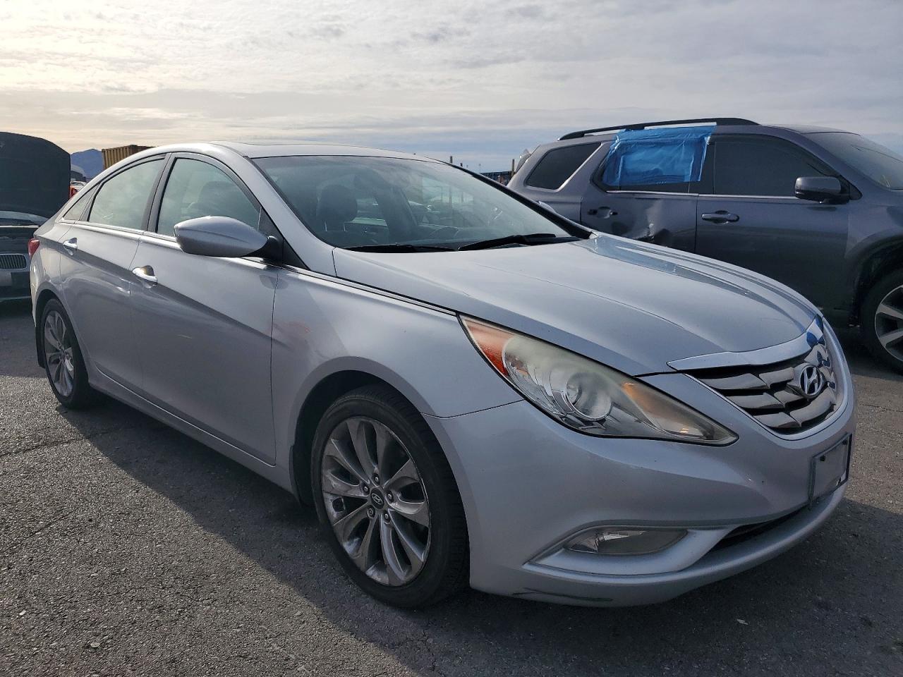 2011 HYUNDAI SONATA SE photo 4