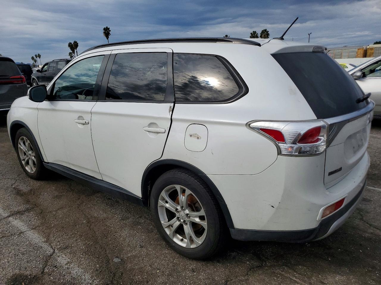 2015 MITSUBISHI OUTLANDER SE photo 2