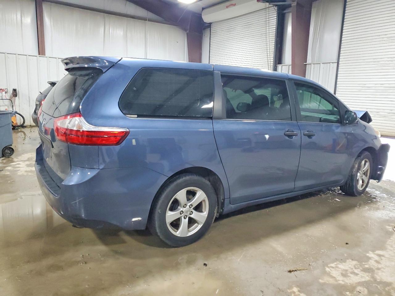 2017 TOYOTA SIENNA photo 3