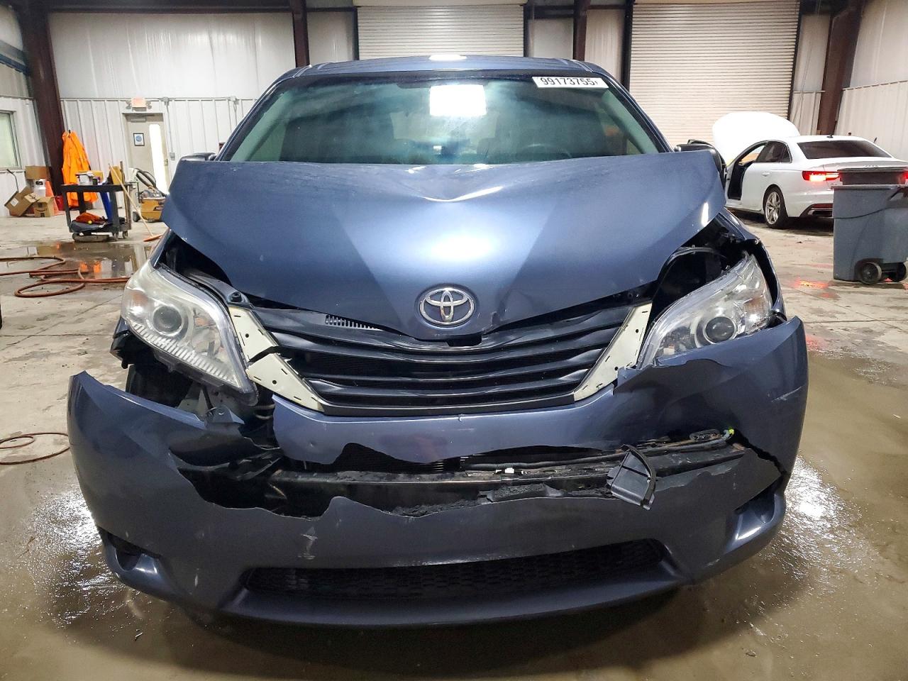 2017 TOYOTA SIENNA photo 5