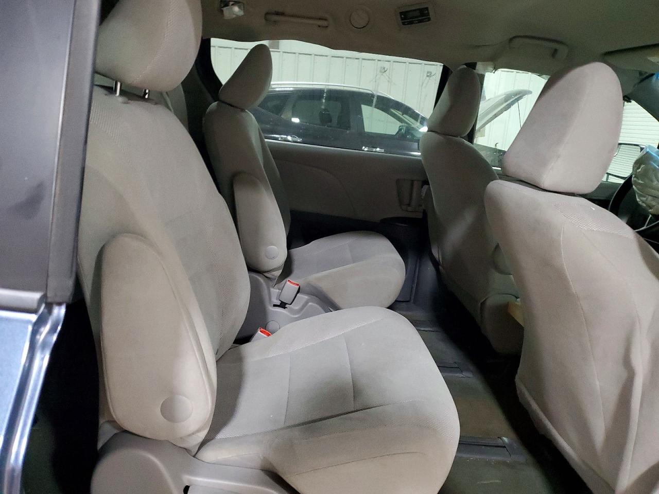 2017 TOYOTA SIENNA photo 11