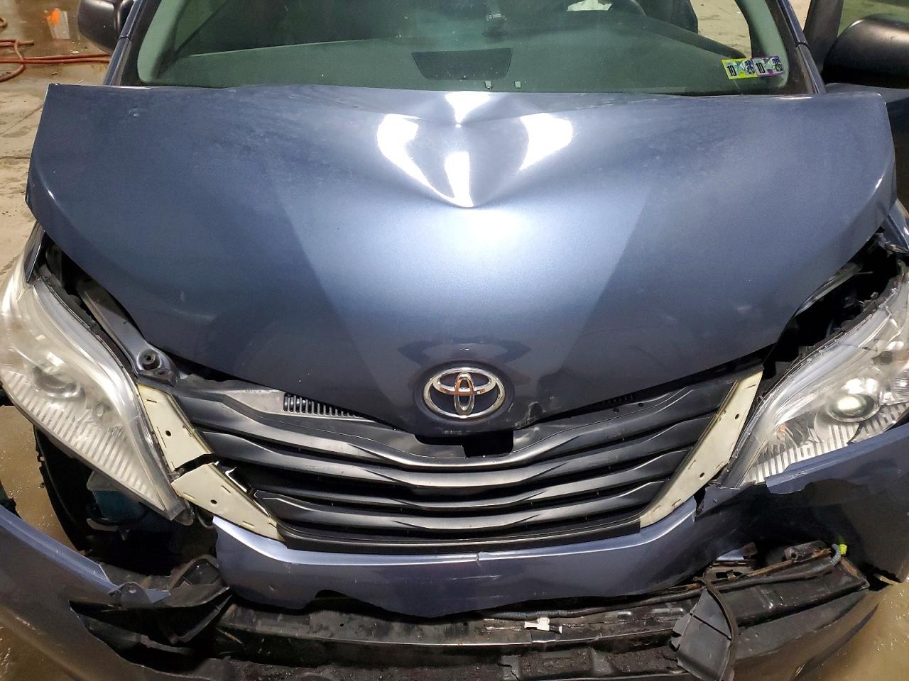 2017 TOYOTA SIENNA photo 12