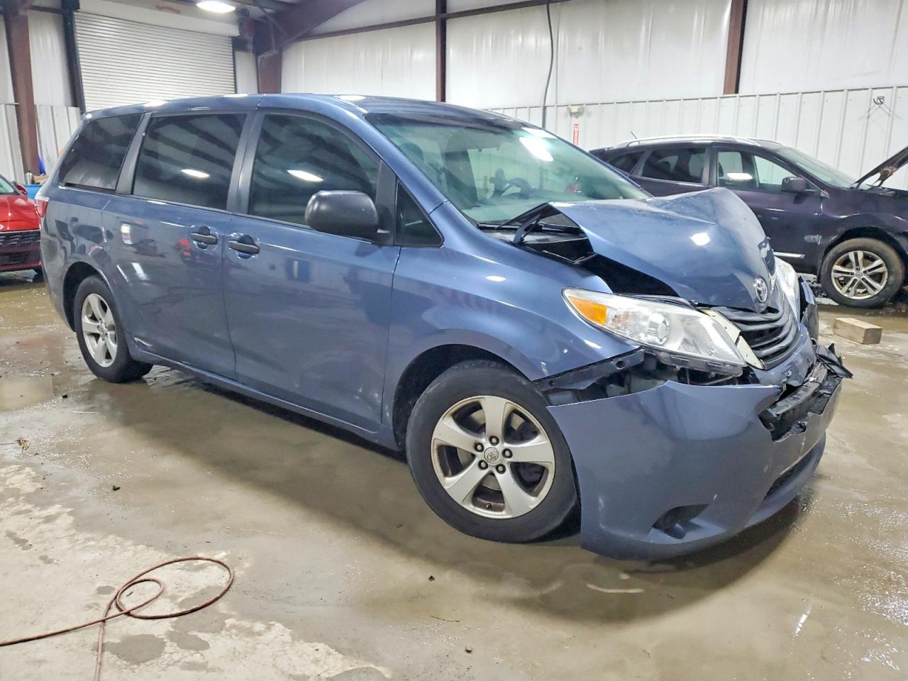 2017 TOYOTA SIENNA photo 4