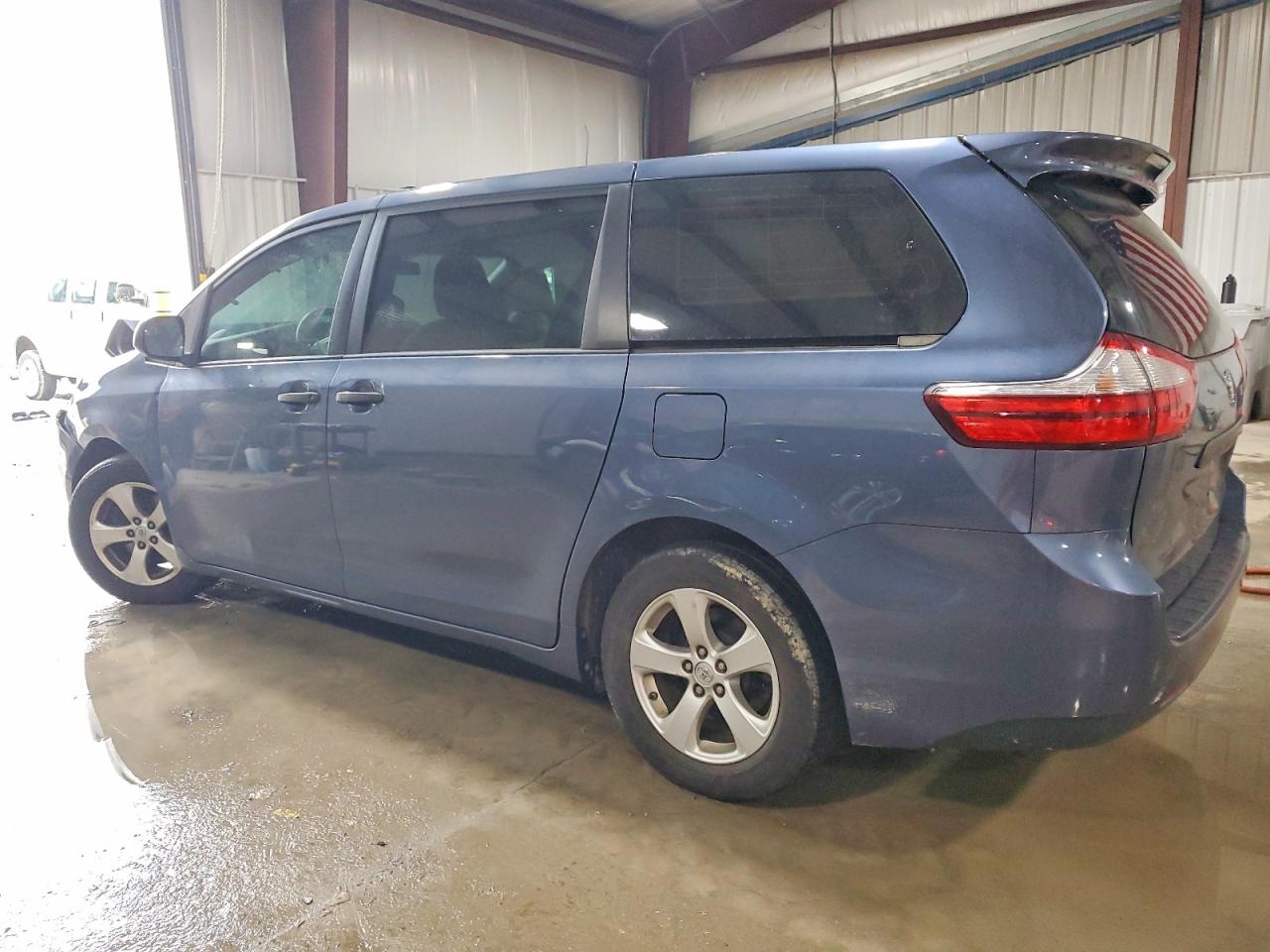 2017 TOYOTA SIENNA photo 2