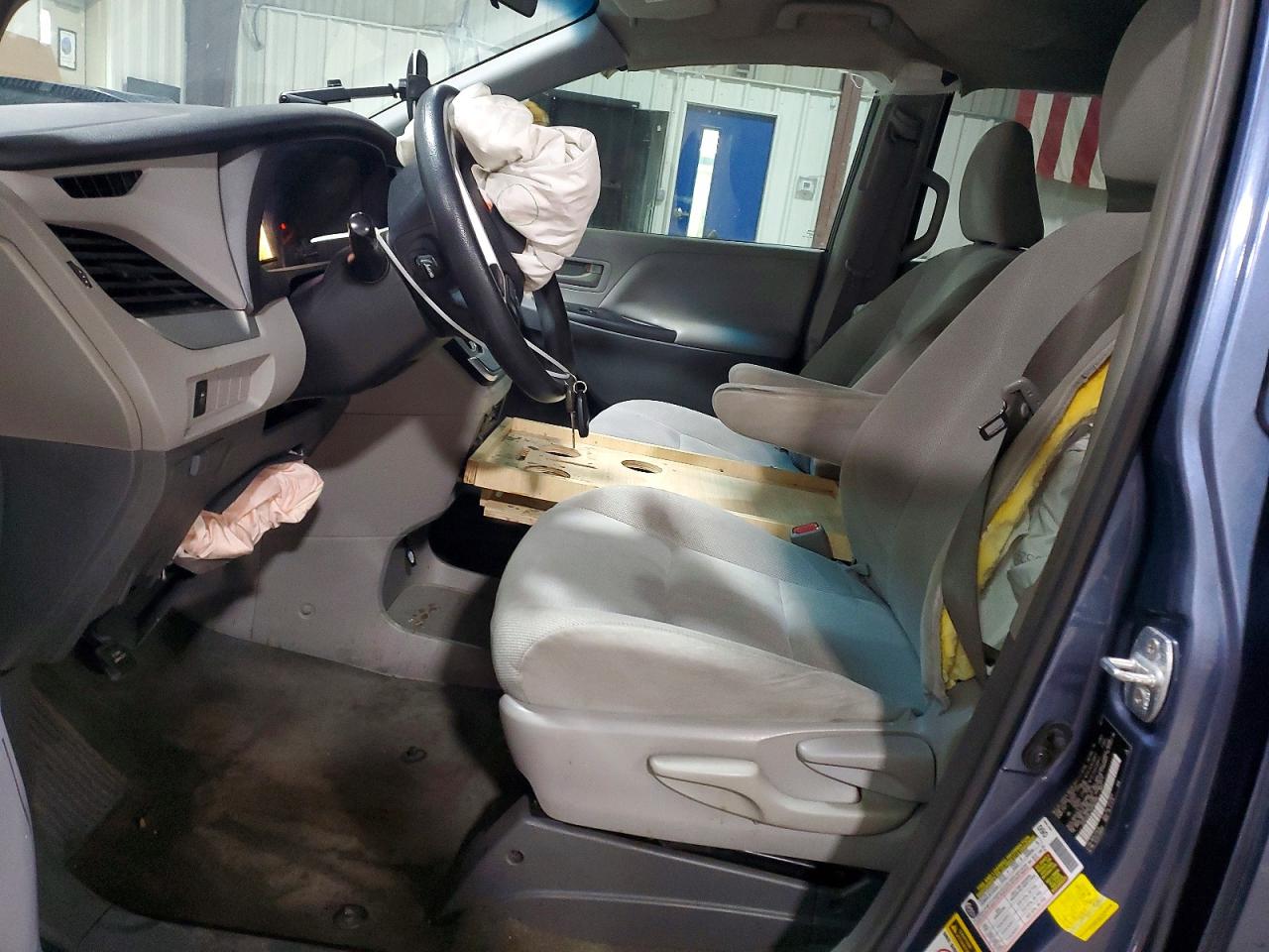 2017 TOYOTA SIENNA photo 7