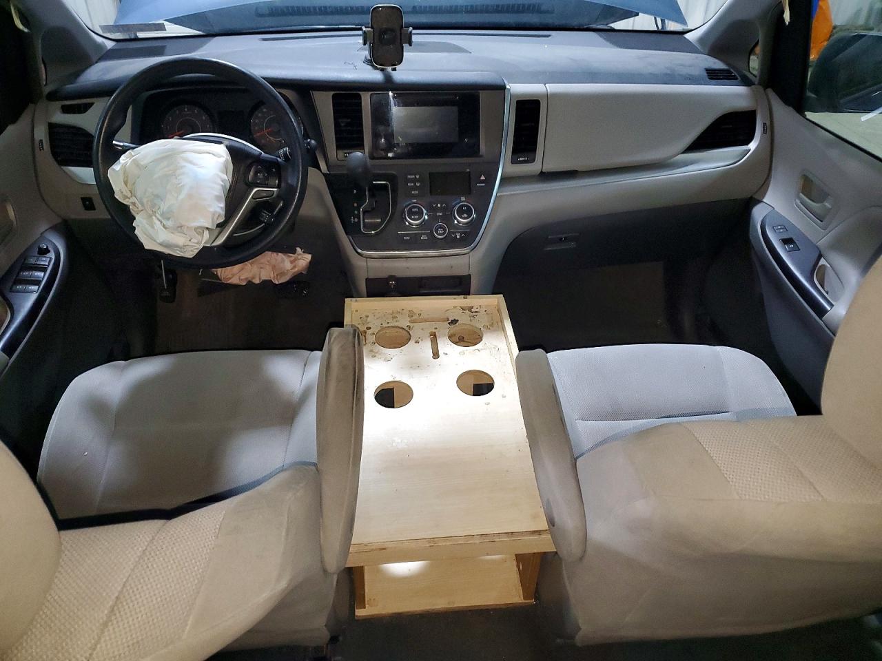 2017 TOYOTA SIENNA photo 8