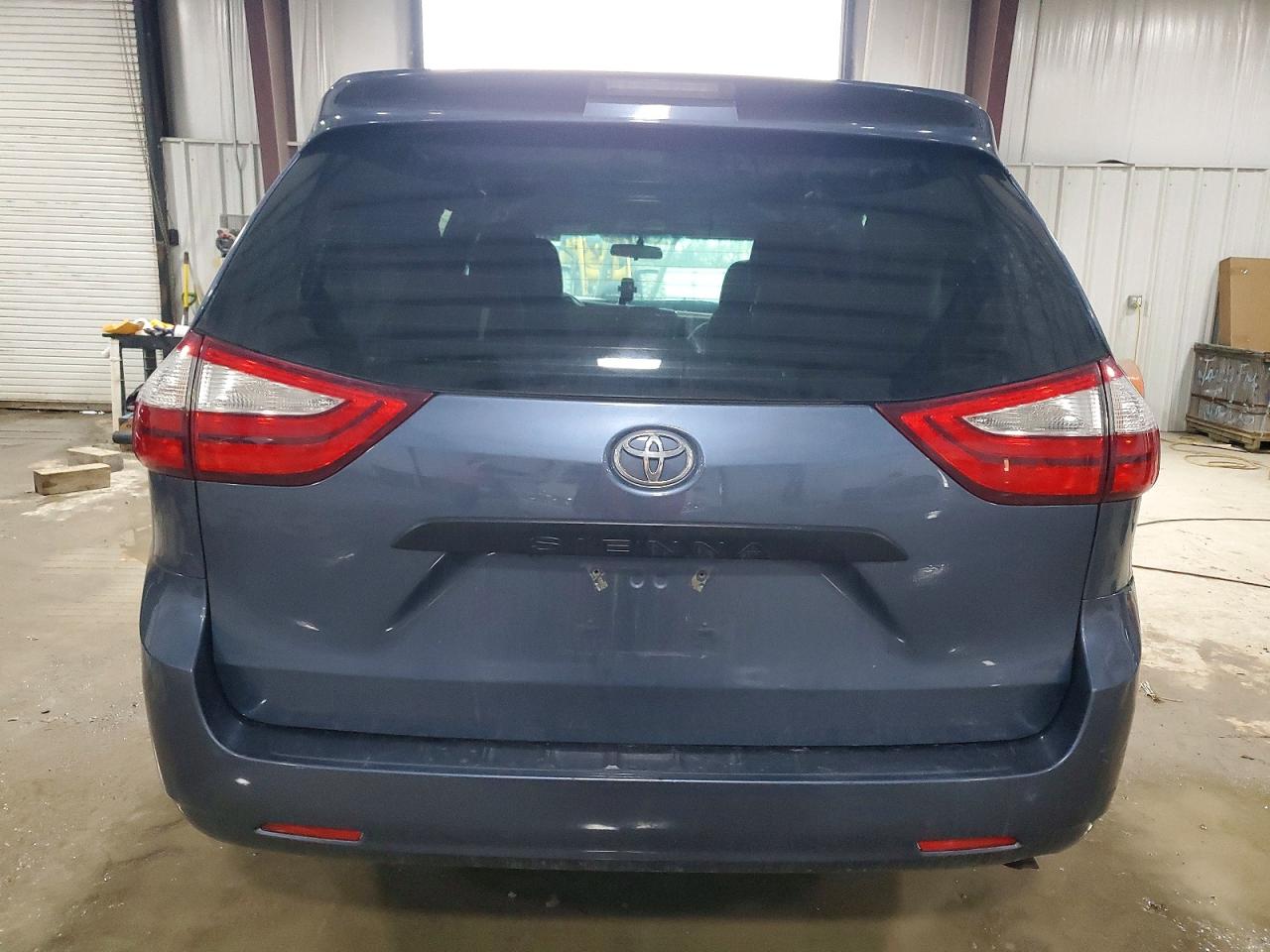 2017 TOYOTA SIENNA photo 6