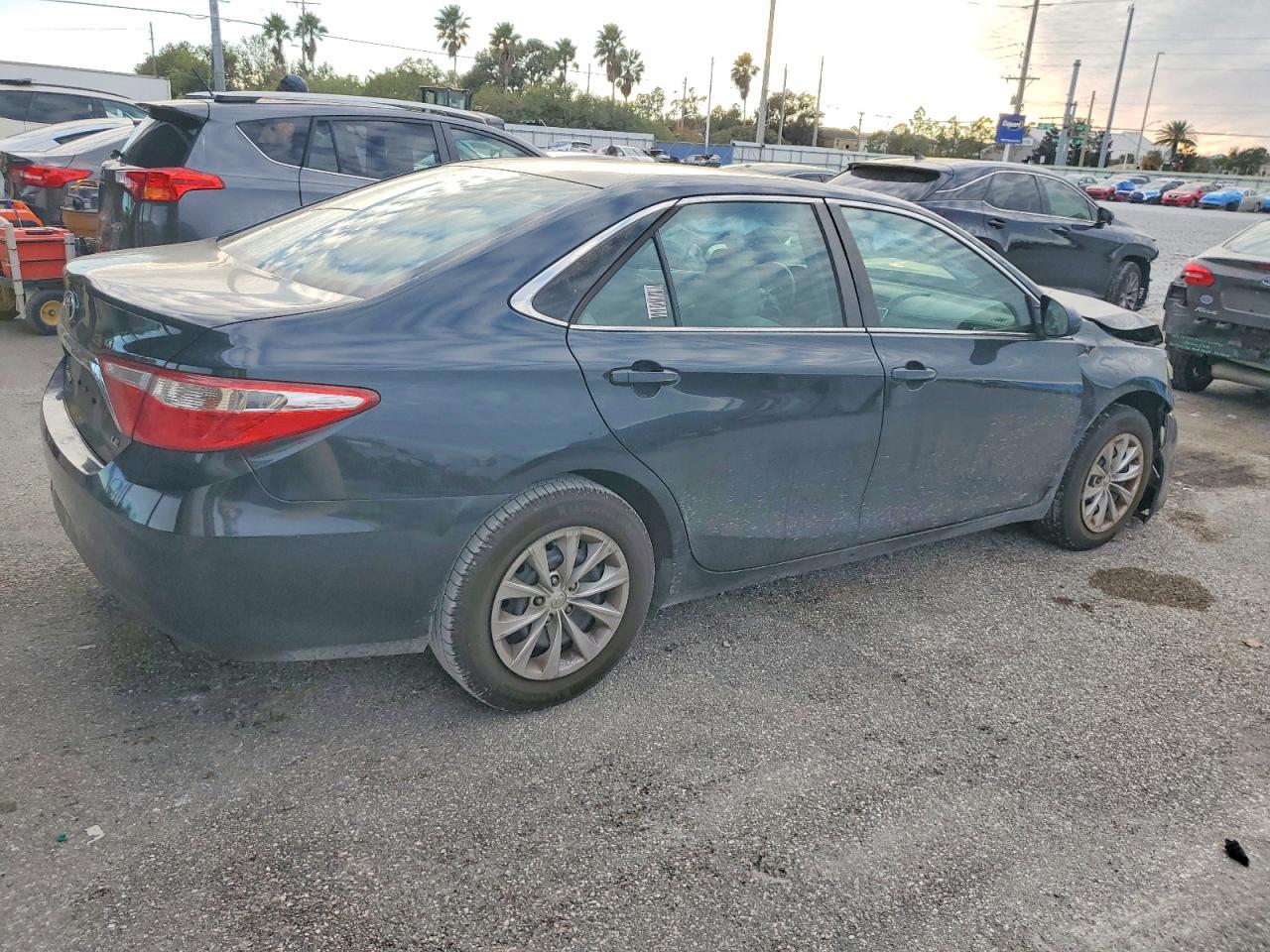 2016 TOYOTA CAMRY LE photo 3